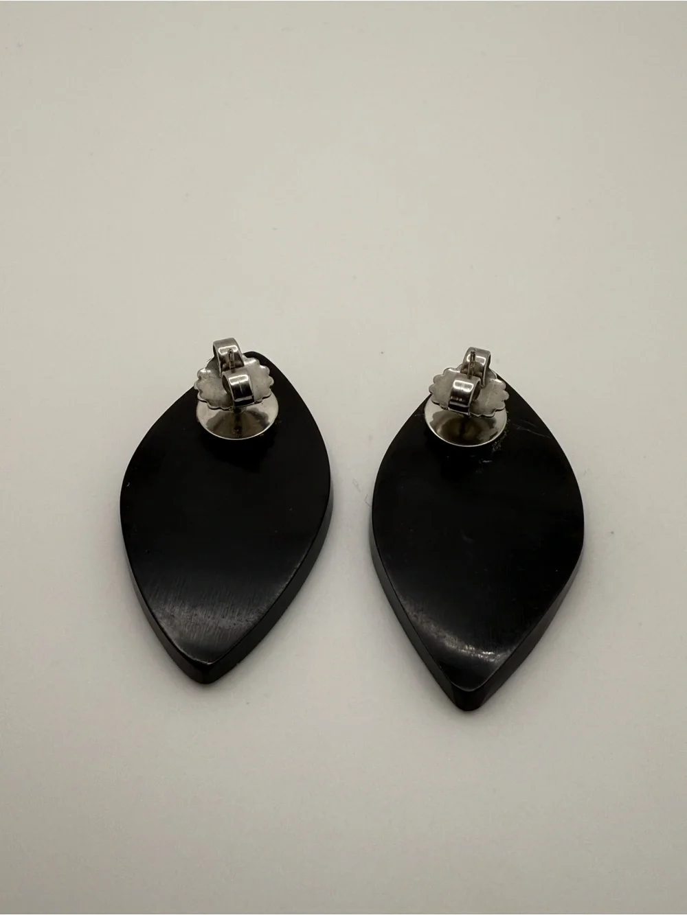 Leaf-shaped dark acrylic and mother of pearl earring